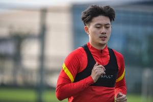 记者：蒋圣龙昨天已参加国足分组训练，东亚杯首战韩国出场没问题