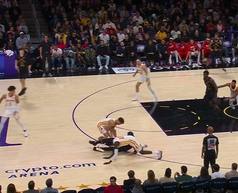 有点浪！东契奇失误丢球反抢犯规 还赔上一个技犯